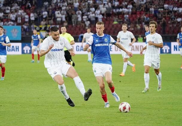 Photo Manuel Geisser 11 08 2022 Stadium Letzigrund UEFA Europa League Qualification 2022 2023 FC Zuerich Linfield FC 3 0 Picture Mirlind Kryeziu FC Zuerich Eetu Vertainen Linfield FC Action Duel