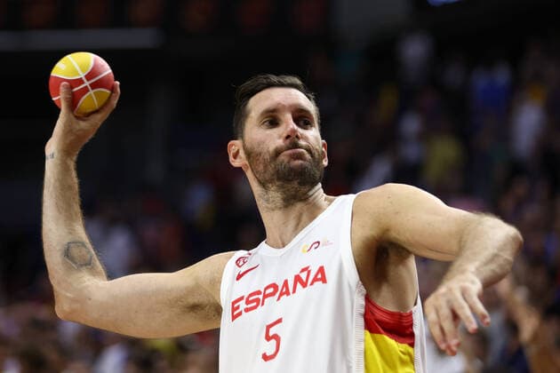 August 11, 2022, MADRID, MADRID, SPAIN: Rudy Fernandez of Spain saludates to the fans during the basketball friendly national match played between Spain Team and Greece Team at Wizink Center pavilion on August 11, 2022, in Madrid, Spain. MADRID SPAIN - ZUMAa181 20220811_zaa_a181_087 Copyright: xOscarxJ.xBarrosox