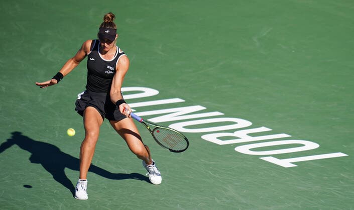 August 11, 2022, Toronto, Ontario, Canada: BEATRIZ HADDAD MIA hits a shot during her game against Iga Swiatek. Haddad Mia would go on to win the match 2 sets to 1, eliminating Swiatek from the National Bank Open Tournament. Toronto Canada - ZUMAm215 20220811_zip_m215_012 Copyright: xArlynxMcAdoreyx