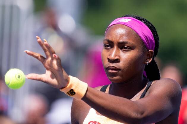 TORONTO, ON - AUGUST 11: Coco Gauff catches a ball during her National Bank Open tennis tournament third round match on August 11, 2022, at Sobeys Stadium in Toronto, ON, Canada. (Photo by Julian Avram Icon Sportswire) TENNIS: AUG 11 National Bank Open Icon2208110027