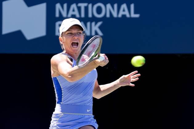 TORONTO, ON - AUGUST 11: Simona Halep returns the ball during her National Bank Open tennis tournament third round match on August 11, 2022, at Sobeys Stadium in Toronto, ON, Canada. (Photo by Julian Avram Icon Sportswire) TENNIS: AUG 11 National Bank Open Icon2208111107