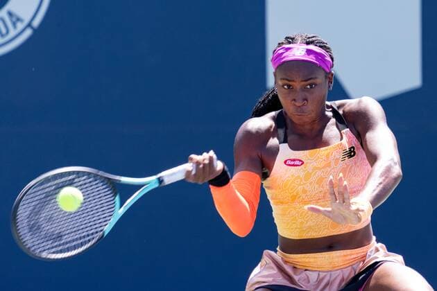 TORONTO, ON - AUGUST 11: Coco Gauff returns the ball during her National Bank Open tennis tournament third round match on August 11, 2022, at Sobeys Stadium in Toronto, ON, Canada. (Photo by Julian Avram Icon Sportswire) TENNIS: AUG 11 National Bank Open Icon2208111444