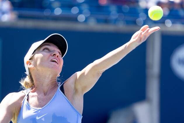 TORONTO, ON - AUGUST 11: Simona Halep serves the ball during her National Bank Open tennis tournament third round match on August 11, 2022, at Sobeys Stadium in Toronto, ON, Canada. (Photo by Julian Avram Icon Sportswire) TENNIS: AUG 11 National Bank Open Icon2208111455