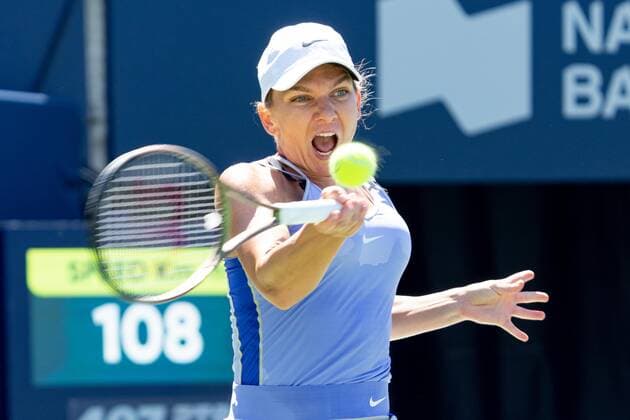 TORONTO, ON - AUGUST 11: Simona Halep returns the ball during her National Bank Open tennis tournament third round match on August 11, 2022, at Sobeys Stadium in Toronto, ON, Canada. (Photo by Julian Avram Icon Sportswire) TENNIS: AUG 11 National Bank Open Icon2208111461