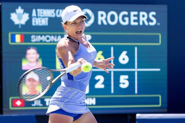 TORONTO, ON - AUGUST 11: Simona Halep returns the ball during her National Bank Open tennis tournament third round match on August 11, 2022, at Sobeys Stadium in Toronto, ON, Canada. (Photo by Julian Avram Icon Sportswire) TENNIS: AUG 11 National Bank Open Icon2208111462