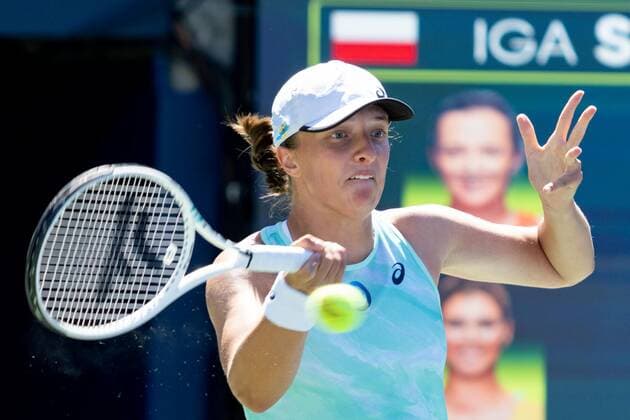 TORONTO, ON - AUGUST 11: Iga Swiatek returns the ball during her National Bank Open tennis tournament third round match on August 11, 2022, at Sobeys Stadium in Toronto, ON, Canada. (Photo by Julian Avram Icon Sportswire) TENNIS: AUG 11 National Bank Open Icon2208112027
