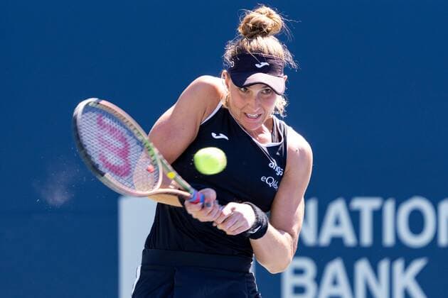 TORONTO, ON - AUGUST 11: Beatriz Haddad Maia returns the ball during her National Bank Open tennis tournament third round match on August 11, 2022, at Sobeys Stadium in Toronto, ON, Canada. (Photo by Julian Avram Icon Sportswire) TENNIS: AUG 11 National Bank Open Icon2208112044