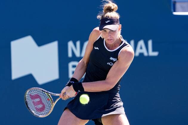 TORONTO, ON - AUGUST 11: Beatriz Haddad Maia returns the ball during her National Bank Open tennis tournament third round match on August 11, 2022, at Sobeys Stadium in Toronto, ON, Canada. (Photo by Julian Avram Icon Sportswire) TENNIS: AUG 11 National Bank Open Icon2208112065