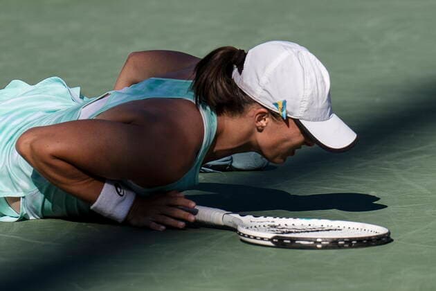 August 11, 2022, TORONTO, ON, CAN: Iga Swiatek lies on the court after slipping during her defeat to Beatriz Haddad Maia in National Bank Open tennis action in Toronto, Thursday, August 11, 2022. Canada News - August 11, 2022  - ZUMAc35_ 20220811_zaf_c35_166 Copyright: xChrisxYoungx