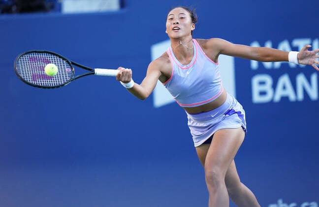 August 11, 2022, Toronto, Ontario, Canada: QINWEN ZHENG of China hits a shot during her match against Bianca Andreescu of Canada. Zheng would go on to win the match 5-7, 7-5, 2-6. Toronto Canada - ZUMAm215 20220811_zip_m215_015 Copyright: xArlynxMcAdoreyx