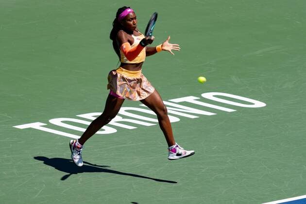 TORONTO, ON - AUGUST 12: Coco Gauff returns the ball during her National Bank Open WTA, Tennis Damen tennis tournament Quarterfinal match on August 12, 2022, at Sobeys Stadium in Toronto, ON, Canada. (Photo by Julian Avram Icon Sportswire) TENNIS: AUG 12 National Bank Open Icon2208113911