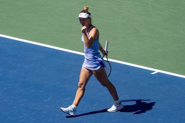 TORONTO, ON - AUGUST 12: Simona Halep celebrates after winning a point during her National Bank Open WTA, Tennis Damen tennis tournament Quarterfinal match on August 12, 2022, at Sobeys Stadium in Toronto, ON, Canada. (Photo by Julian Avram Icon Sportswire) TENNIS: AUG 12 National Bank Open Icon2208113950