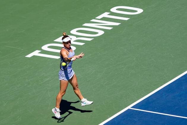 TORONTO, ON - AUGUST 12: Simona Halep returns the ball during her National Bank Open WTA, Tennis Damen tennis tournament Quarterfinal match on August 12, 2022, at Sobeys Stadium in Toronto, ON, Canada. (Photo by Julian Avram Icon Sportswire) TENNIS: AUG 12 National Bank Open Icon2208113989