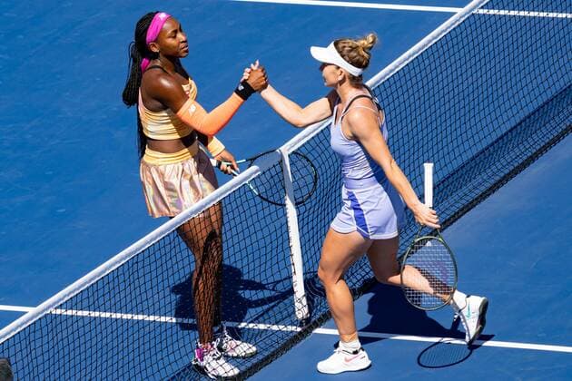 TORONTO, ON - AUGUST 12: Simona Halep and Coco Gauff shake hands after their National Bank Open WTA, Tennis Damen tennis tournament Quarterfinal match on August 12, 2022, at Sobeys Stadium in Toronto, ON, Canada. (Photo by Julian Avram Icon Sportswire) TENNIS: AUG 12 National Bank Open Icon2208113994