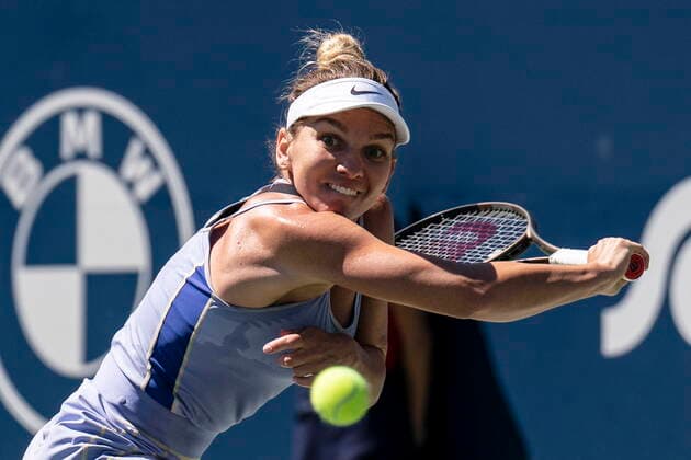 August 12, 2022, TORONTO, ON, Canada: Simona Halep lines up a return to Coco Gauff during Women s National Bank Open tennis action in Toronto, Friday, August 12, 2022. Simona Halep  - ZUMAc35_ 20220812_zaf_c35_051 Copyright: xChrisxYoungx
