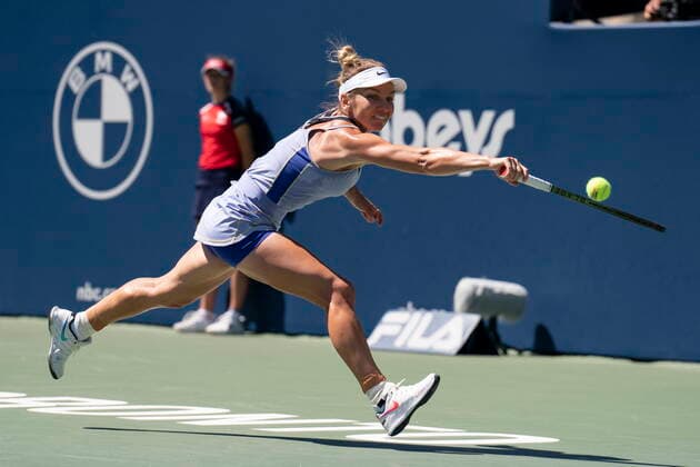 August 12, 2022, TORONTO, ON, Canada: Simona Halep stretches to reach a shot from Coco Gauff during Women s National Bank Open tennis action in Toronto, Friday, August 12, 2022. Simona Halep  - ZUMAc35_ 20220812_zaf_c35_060 Copyright: xChrisxYoungx