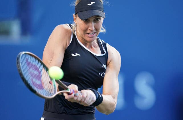 August 12, 2022, Toronto, Ontario, Canada: BEATRIZ HADDAD MAIA hits a shot during her game against Belinda Bencic. HADDAD MAIA would go on to win the game 2-6, 6-3, 6-3. Toronto Canada - ZUMAm215 20220812_zip_m215_010 Copyright: xArlynxMcAdoreyx