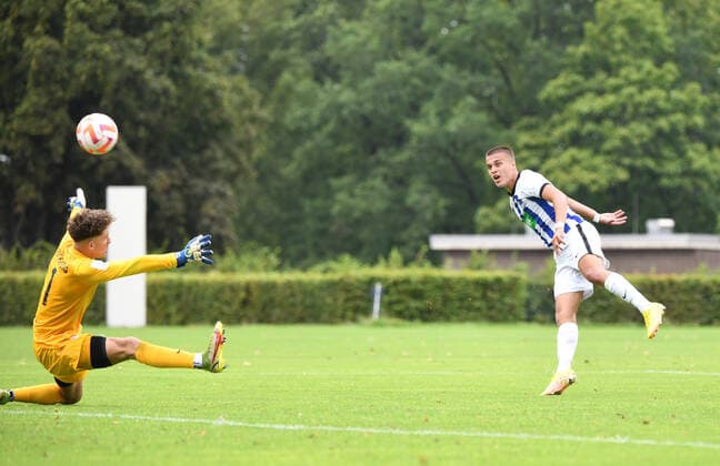 Football, A Juniors, Season 2022 2023, A Junioren Bundesliga Nord Nordost 1 Matchday , Hertha BSC U19 RB Leipzig U19, Leander Popp U19, Hertha BSC scores the goal to 1 0 against goalkeeper Jonas Nickisch U19, RB Leipzig , 13 08 2022, Copyright: xSebastianxRäppold MatthiasxKochx