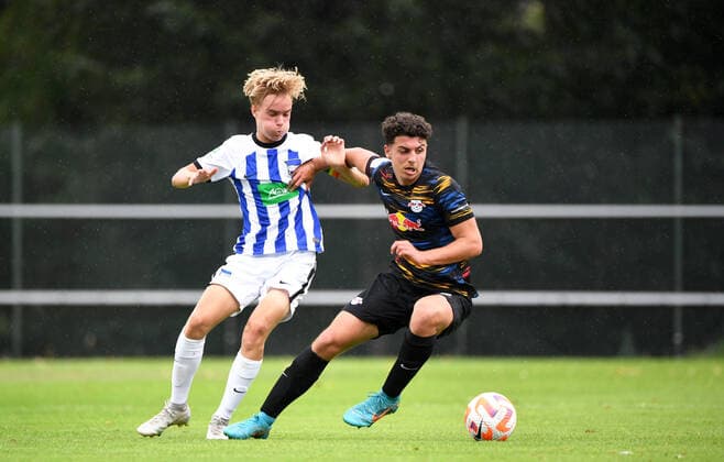 Football, A Juniors, Season 2022 2023, A Juniors Bundesliga Nord Nordost 1 Matchday , Hertha BSC U19 RB Leipzig U19, v l Lukas Michelbrink U19, Hertha BSC , Aris Bayindir U19, RB Leipzig , 13 08 2022, Copyright: xSebastianxRäppold MatthiasxKochx