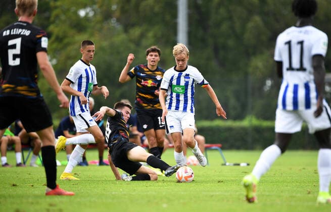 Football, A Juniors, Season 2022 2023, A Juniors Bundesliga Nord Nordost 1 Matchday , Hertha BSC U19 RB Leipzig U19, v l Tom Wulf U19, RB Leipzig , Bence Dardai U19, Hertha BSC , Elias Lenz U19, RB Leipzig , Lukas Michelbrink U19, Hertha BSC , Pepe Pereira Mendes U19, Hertha BSC , 13 08 2022, Copyright: xSebastianxRäppold MatthiasxKochx