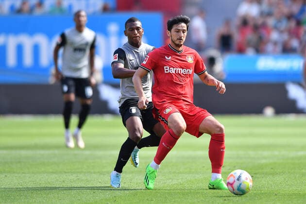 Soccer 1 Bundesliga 2 Matchday Bayer 04 Leverkusen FC Augsburg on 13 08 2022 in the BayArena in Leverkusen Carlos Gruezo Augsburg , left Sardar Azmoun Leverkusen , right DFL regulations prohibit any use of photographs as image sequences and or quasi video xHDx