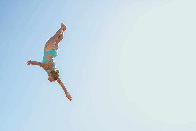 Sport Themen der Woche KW32 Red Bull Cliff Diving Oslo 2022 Oslo 20220813. Klippestupere fra hele verden stuper fra et stupebrett fra Operataket under Red Bull Cliff Diving. Foto: Beate Oma Dahle NTB Oslo Norge Ref:_SPOfjfVho70fpw.jpg *** Red Bull Cliff Diving Oslo 2022 Oslo 20220813 Cliff divers from all over the world dive from a diving board from the Opera roof during Red Bull Cliff Diving Photo Beate Oma Dahle NTB Oslo Norway  Copyright: xBeatexOmaxDahlex xNTBx EDITORIAL USE ONLY. RESTRICTED USE FOR BETTING COMPANIES