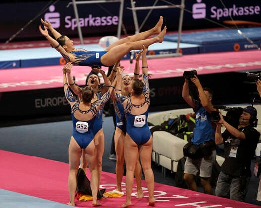 Sport Themen der Woche KW32 13.08.2022, European Championchips München 2022, Europäische Mehrsportveanstaltung im Olympiapark München, Turnen Frauen Team-Finale, Die deutschen Turner-Damen holen die Bronzemedaille, 3.Platz vor England und Italien. Mit Kim Bui (oben) wird von Elisabeth Seitz, Sarah Voss, Emma Leonie Malewski, Pauline Schäfer-Betz nach dem Wettkampf gefeiert und hochgeworfen. *** 13 08 2022, European Championchips Munich 2022, European multi-sport event at Olympiapark Munich, Gymnastics women team final, The German gymnasts women get the bronze medal, 3 place ahead of England and Italy With Kim Bui above is celebrated and thrown up by Elisabeth Seitz, Sarah Voss, Emma Leonie Malewski, Pauline Schäfer Betz after the competition.