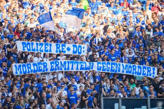 Sport Themen der Woche KW32 Fußball: 1. Liga, Saison 2022 2023, 2. Spieltag, FC Schalke 04 - Borussia Mönchengladbach am 13.08.2022 in der Veltins-Arena in Gelsenkirchen. Banner gegen Polizei, Dortmund, Recklinghausen, Mörder ermitteln, DFL REGULATIONS PROHIBIT ANY USE OF PHOTOGRAPHS AS IMAGE SEQUENCES AND OR QUASI-VIDEO. *** Soccer 1 league, season 2022 2023, 2 match day, FC Schalke 04 Borussia Mönchengladbach on 13 08 2022 in the Veltins Arena in Gelsenkirchen banner against police, Dortmund, Recklinghausen, murderer investigate, DFL REGULATES PROHIBIT ANY USE OF PHOTOGRAPHS AS IMAGE SEQUENCES AND OR QUASI VIDEO Copyright: xNeundorf Kirchner-Mediax