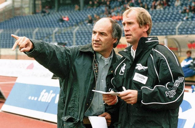 Li. Manager Franz Gerber und Trainer Reinhold Fanz von Hannover 96 - Saison 1998 99 am 18.07.1998 *** Li manager Franz Gerber and coach Reinhold Fanz of Hannover 96 season 1998 99 on 18 07 1998