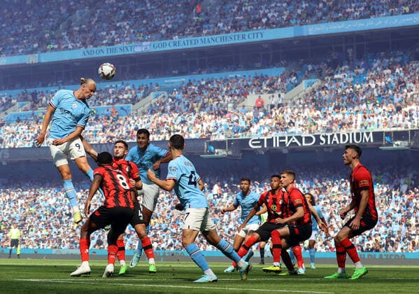 Bilder des Jahres 2022, Sport 08 August Sport Themen der Woche KW32 Sport Bilder des Tages 13th August 2022; City Stadium, Manchester, England; Premier League football, Manchester City versus Bournemouth FC; Erling Haaland of Manchester City leaps to head the ball at goal  ActionPlus12417705 DavidxBlunsden