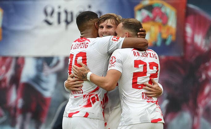 Sport Themen der Woche KW32 Sport Bilder des Tages GER, 1.Bundesliga, RB Leipzig - 1.FC Koeln 13.08.2022, Leipzig, Red Bull Arena, GER, Saison 2022 2023, 1.Bundesliga, 2.Spieltag, RasenBallsport Leipzig vs 1. FC Koeln im Bild Torjubel Leipzig nach dem Tor zum 1:0 durch Timo Werner, hier mit Benjamin Henrichs und David Raum DFL regulations prohibit any use of photographs as image sequences and or quasi-video *** GER, 1 Bundesliga, RB Leipzig 1 FC Koeln 13 08 2022, Leipzig, Red Bull Arena, GER, Saison 2022 2023, 1 Bundesliga, 2 Spieltag, RasenBallsport Leipzig vs 1 FC Koeln im Bild Goal celebration Leipzig after the goal to 1 0 by Timo Werner, here with Benjamin Henrichs and David Raum DFL regulations prohibit any use of photographs as image sequences and or quasi video