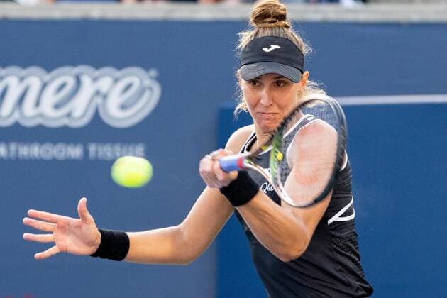 TORONTO, ON - AUGUST 13: Beatriz Haddad Maia (BRA) returns the ball during her National Bank Open WTA, Tennis Damen tennis tournament semi-final match on August 13, 2022, at Sobeys Stadium in Toronto, ON, Canada. (Photo by Julian Avram Icon Sportswire) TENNIS: AUG 13 National Bank Open Icon2208130053