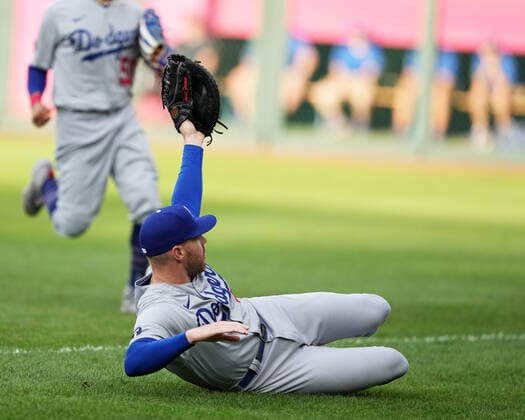 AUG 13, 2022: Los Angeles Dodgers first baseman Freddie Freeman (5) makes a sliding catch in foal territory at Kauffman Stadium Kansas City, Missouri. The Dodgers beat the Kansas City Royals 13-3 CSM. Kansas City United States - ZUMAc04_ 20220813_zaf_c04_041 Copyright: xJonxRobichaudx