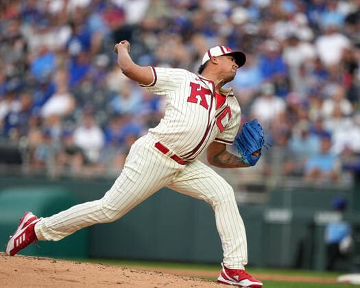 AUG 13, 2022: Kansas City Royals relief pitcher Carlos Hernandez (43) comes in in the 4th inning at Kauffman Stadium Kansas City, Missouri. The Dodgers beat the Kansas City Royals 13-3 CSM. Kansas City United States - ZUMAc04_ 20220813_zaf_c04_049 Copyright: xJonxRobichaudx