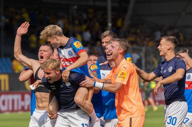 Sport Themen der Woche KW32 Sport Bilder des Tages Holstein Kiel feiert mit den Fans Holstein Kiel vs. Eintracht Braunschweig, Fussball, 2. Bundesliga, Spieltag 4, Saison 2022 23, 13.08.2022 DFL REGULATIONS PROHIBIT ANY USE OF PHOTOGRAPHS AS IMAGE SEQUENCES AND OR QUASI-VIDEO Marcel von Fehrn Holstein Kiel vs. Eintracht Braunschweig, Fussball, 2. Bundesliga, Spieltag 4, Saison 2022 23, 13.08.2022 Kiel *** Holstein Kiel celebrates with fans Holstein Kiel vs Eintracht Braunschweig, Football, 2 Bundesliga, Matchday 4, Season 2022 23, 13 08 2022 DFL REGULATES PROHIBIT ANY USE OF PHOTOGRAPHS AS IMAGE SEQUENCES AND OR QUASI VIDEO Marcel von Fehrn Holstein Kiel vs Eintracht Braunschweig, Football, 2 Bundesliga, Matchday 4, Season 2022 23, 13 08 2022 Kiel Copyright: xEibnerxPressefoto MarcelxvonxFehrnx EP_EER