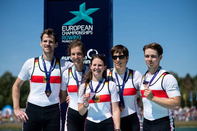 Bilder des Jahres 2022, Sport 08 August Sport Themen der Woche KW32 Sport Bilder des Tages HELMICH Jan, LACKNER Susanne, MARCHAND Katharina, LEMBECK Marc, THOENGE Inga (GER) celebrating their bronze medal on the Podium, Para PR3 Mixed Cox Four, GER, Rowing (Rudern), European Championships Munich 2022, 14.08.2022 Photo: Eibner Memmler GER, Rowing (Rudern), European Championships Munich 2022, 14.08.2022 Munich *** HELMICH Jan, LACKNER Susanne, MARCHAND Katharina, LEMBECK Marc, THOENGE Inga GER celebrating their bronze medal on the podium, Para PR3 Mixed Cox Four, GER, Rowing Rowing , European Championships Munich 2022, 14 08 2022 Photo Eibner Memmler GER, Rowing Rowing , European Championships Munich 2022, 14 08 2022 Munich Copyright: xEibner Memmlerx EP_MMR