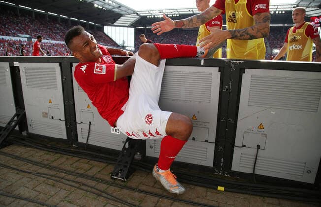 Sport Themen der Woche KW32 Karim Onisiwo (9, Mainz 05) segelt über die Werbebande, 14.08.2022, Fußball, 1. Bundesliga, 1. FSV Mainz 05 - 1. FC Union Berlin, 2. Spieltag, Saison 2022 23, MEWA Arena, Mainz, Deutschland, zmdz, ** DFB & DFL regulations prohibit any use of photographs as image sequences and or quasi-video. ** 1. FSV Mainz 05 - 1. FC Union Berlin *** Karim Onisiwo 9, Mainz 05 sails over the advertising board, 14 08 2022, Football, 1 Bundesliga, 1 FSV Mainz 05 1 FC Union Berlin, 2 Matchday, Season 2022 23, MEWA Arena, Mainz, Germany, zmdz, DFB DFL regulations prohibit any use of photographs as image sequences and or quasi video 1 FSV Mainz 05 1 FC Union Berlin