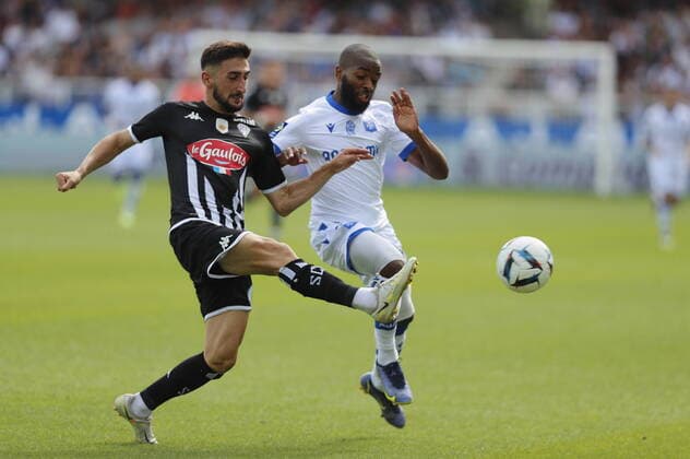(Auxerre) Youssouf M Changama (Angers) Halid Sabanovic Football : Auxerre vs Angers - Ligue 1 - 14 08 2022 StephanieGrossetete Panoramic 