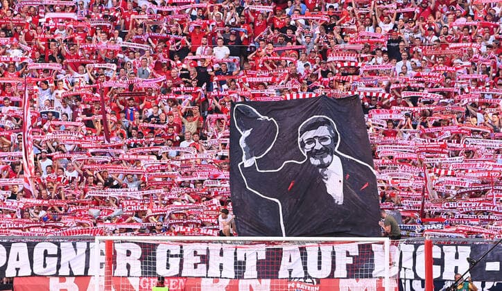 Sport Themen der Woche KW32 Sport Bilder des Tages Fussball 1. Bundesliga Saison 2022 2023 2. Spieltag FC Bayern Muenchen - VfL Wolfsburg 14.08.2022 Gedenkminute vor dem Spiel an den verstorbenen Ex FC Bayern Praesidenten Willi Otto Hoffmann, die Suedkurve ehrt Hoffmann mit einem Banner; Der letzte Champagner geht auf dich! *** Football 1 Bundesliga season 2022 2023 2 match day FC Bayern Muenchen VfL Wolfsburg 14 08 2022 minute of remembrance before the game to the late ex FC Bayern president Willi Otto Hoffmann, the Suedkurve honors Hoffmann with a banner The last champagne is on you