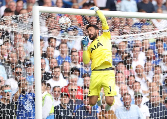 Chelsea gegen Tottenahm 14. August 2022, London Premier League Fußball Chelsea gegen Tottenham Hotspur Hugo Lloris von Tottenham Hotspur greift nach dem Ball, der über die Latte geht Foto Charlotte Wilson Abseits London UK  Copyright: xCharlottexWilsonx xOffsidexOffside
