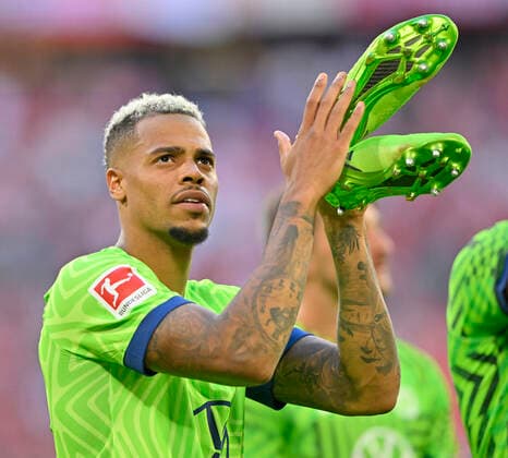 after end of match players of Wolfsburg thank fans who came with them gesture gesture Lukas Nmecha VfL Wolfsburg 10 FC Bayern Muenchen vs VfL Wolfsburg WOB 14 08 2022 DFL REGULATES PROHIBIT ANY USE OF PHOTOGRAPHS AS IMAGE SEQUENCES AND OR QUASI VIDEO FC Bayern Muenchen vs VfL Wolfsburg WOB