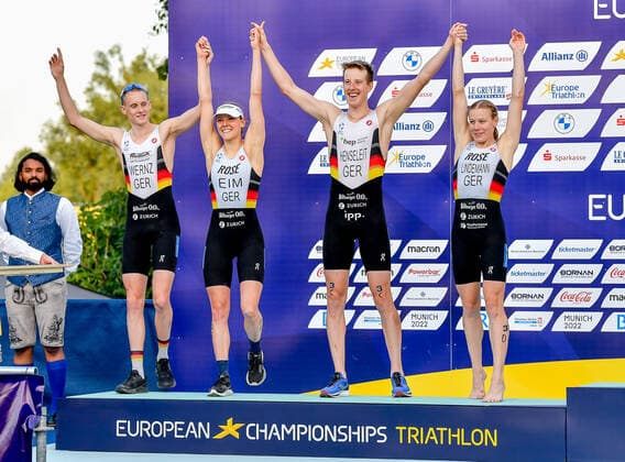 Sport Themen der Woche KW32 Sport Bilder des Tages Victory ceremony, Team Germay wins the silver medal: WERNZ Valentin (GER), EIM Nina (GER), HENSELEIT Simon (GER) and LINDEMANN Laura (GER). GER, Triathlon Elite Mixed (Triathlon Mixed), European Championships Munich 2022, 14.08.2022. Photo: EIBNER Heike Feiner GER, Triathlon Elite Mixed (Triathlon Maenner), European Championships Munich 2022, 14.08.2022. Munich *** Victory ceremony, Team Germay wins the silver medal WERNZ Valentin GER , EIM Nina GER , HENSELEIT Simon GER and LINDEMANN Laura GER GER, Triathlon Elite Mixed Triathlon Mixed , European Championships Munich 2022, 14 08 2022 Photo EIBNER Heike Feiner GER, Triathlon Elite Mixed Triathlon Men , European Championships Munich 2022, 14 08 2022 Munich Copyright: xEibnerxPressefotox xHeikexFeinerx EP_HFR