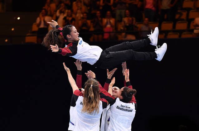 Sport Themen der Woche KW32 Sport Bilder des Tages Die Deutschen Turnerinnen lassen Kim Bui noch einmal Hochleben bei ihrer Verabschiedung nach dem Geräteturnen der Munich European Championships 22 am 14.08.2022 München Olympiahalle Bayern Deutschland *** German gymnasts give Kim Bui another send off after apparatus gymnastics at the Munich European Championships 22 on 14 08 2022 Munich Olympiahalle Bavaria Germany