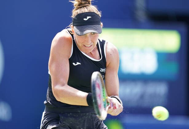 August 14, 2022, Toronto, Ontario, Canada: BEATRIZ HADDAD MAIA of Brazil returns a shot during her game against Simona Halep of Romania at the final match of the National Bank Open in Toronto. Toronto Canada - ZUMAm215 20220814_zip_m215_001 Copyright: xArlynxMcAdoreyx