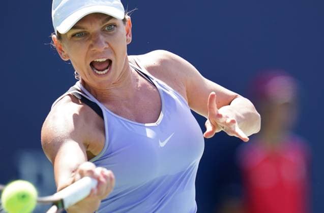 August 14, 2022, Toronto, Ontario, Canada: SIMONA HALEP of Romania hits a shot during her game against Beatriz Haddad Maia of Brazil at the final of the National Bank Open in Toronto. Toronto Canada - ZUMAm215 20220814_zip_m215_005 Copyright: xArlynxMcAdoreyx