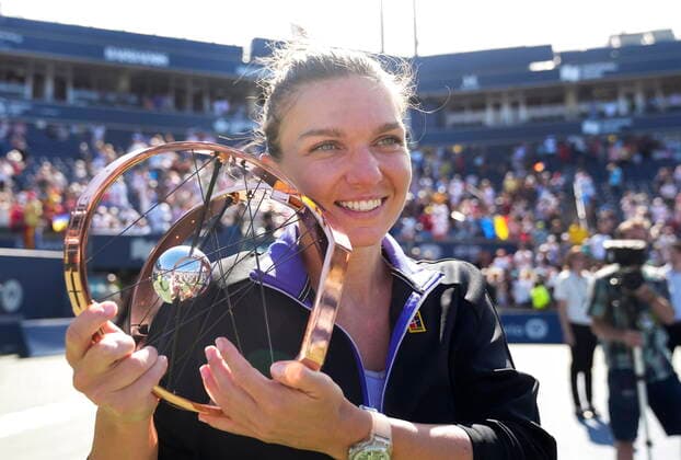 Bilder des Jahres 2022, Sport 08 August Sport Themen der Woche KW32 Sport Bilder des Tages August 14, 2022, TORONTO, ON, CANADA: Simona Halep, of Romania, reacts while holding the trophy after defeating Beatriz Haddad Maia, of Brazil, to win the National Bank Open finals tennis tournament in Toronto on Sunday, August 14, 2022. Canada News - August 14, 2022  - ZUMAc35_ 20220814_zaf_c35_079 Copyright: xNathanxDenettex