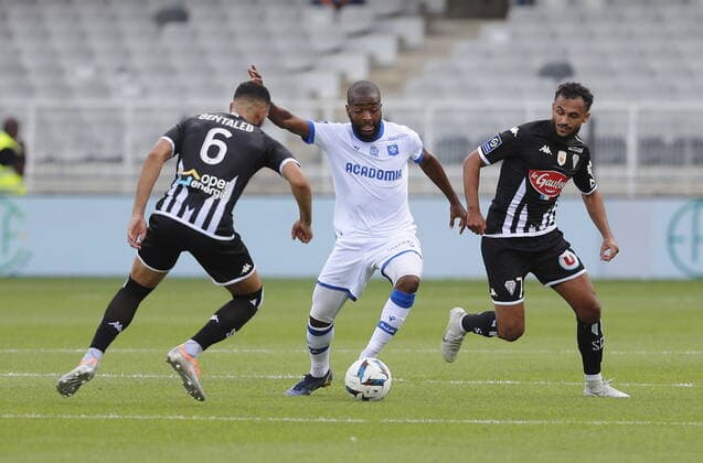 (Auxerre) Youssouf M Changama (Angers) Nabil Bentaleb - Sofiane Boufal Football : Auxerre vs Angers - Ligue 1 - 14 08 2022 StephanieGrossetete Panoramic 