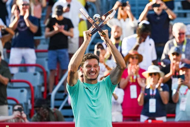 Bilder des Jahres 2022, Sport 08 August Sport Themen der Woche KW32 Sport Bilder des Tages MONTREAL, QC - AUGUST 14: Pablo Carreno Busta (ESP) poses with the winning trophy after the final men singles ATP, Tennis Herren National Bank Open match on August 14, 2022 at IGA Stadium in Montreal, QC (Photo by David Kirouac Icon Sportswire) TENNIS: AUG 14 National Bank Open Icon220814041