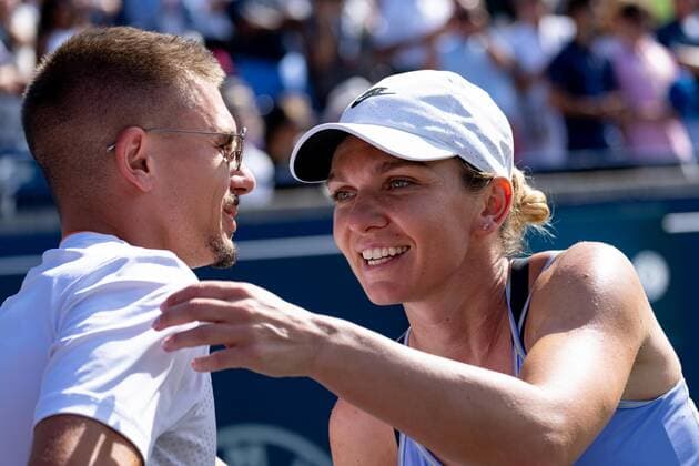 TORONTO, ON - AUGUST 14: Simona Halep (ROU) hugs a member of her team after winning the National Bank Open WTA, Tennis Damen tennis tournament final on August 14, 2022, at Sobeys Stadium in Toronto, ON, Canada. (Photo by Julian Avram Icon Sportswire) TENNIS: AUG 14 National Bank Open Icon2208140096