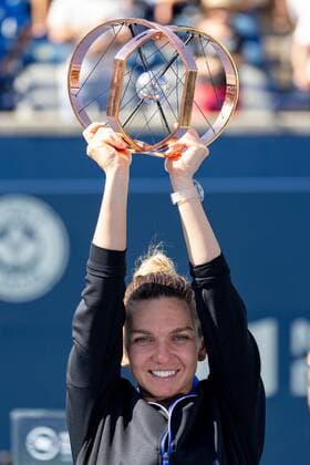 TORONTO, ON - AUGUST 14: Simona Halep (ROU) poses with the trophy after winning the National Bank Open WTA, Tennis Damen tennis tournament final on August 14, 2022, at Sobeys Stadium in Toronto, ON, Canada. (Photo by Julian Avram Icon Sportswire) TENNIS: AUG 14 National Bank Open Icon2208140100